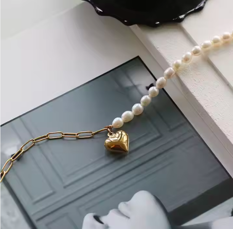 Collar Perlas & Corazón – Elegancia con un Toque Moderno