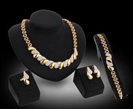 طقم مجوهرات نسائي مطلي بالذهب 18K