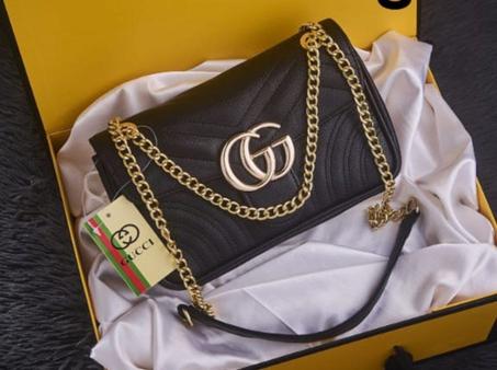 حقيبة يد نسائية فاخرة من إحدى العلامات التجارية البارزة.