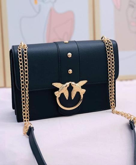 السحر الوردي: حقيبة نسائية راقية من PINKO