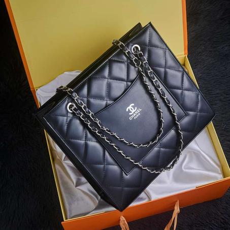 حقيبة يد نسائية بعلامة تجارية شهيرة