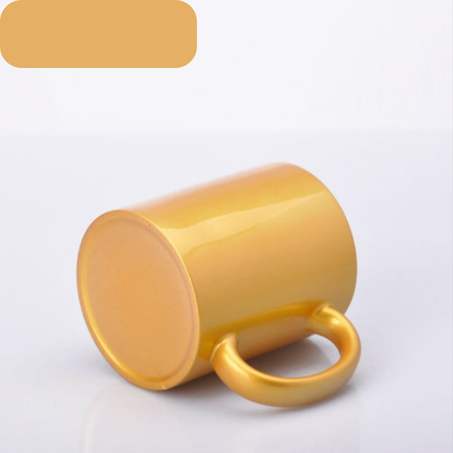 كوب ذهبي اللون بتأثير لامع