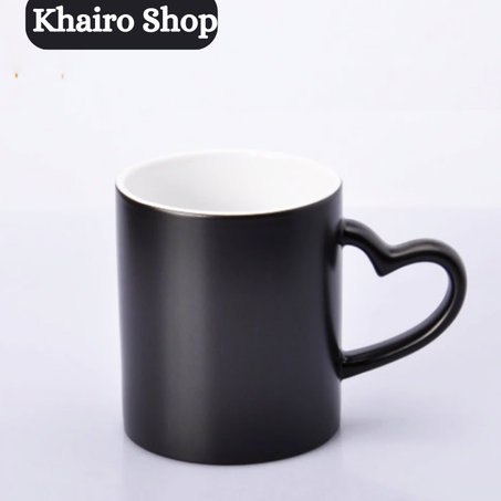 كوب سحري أسود  بمقبض على شكل قلب