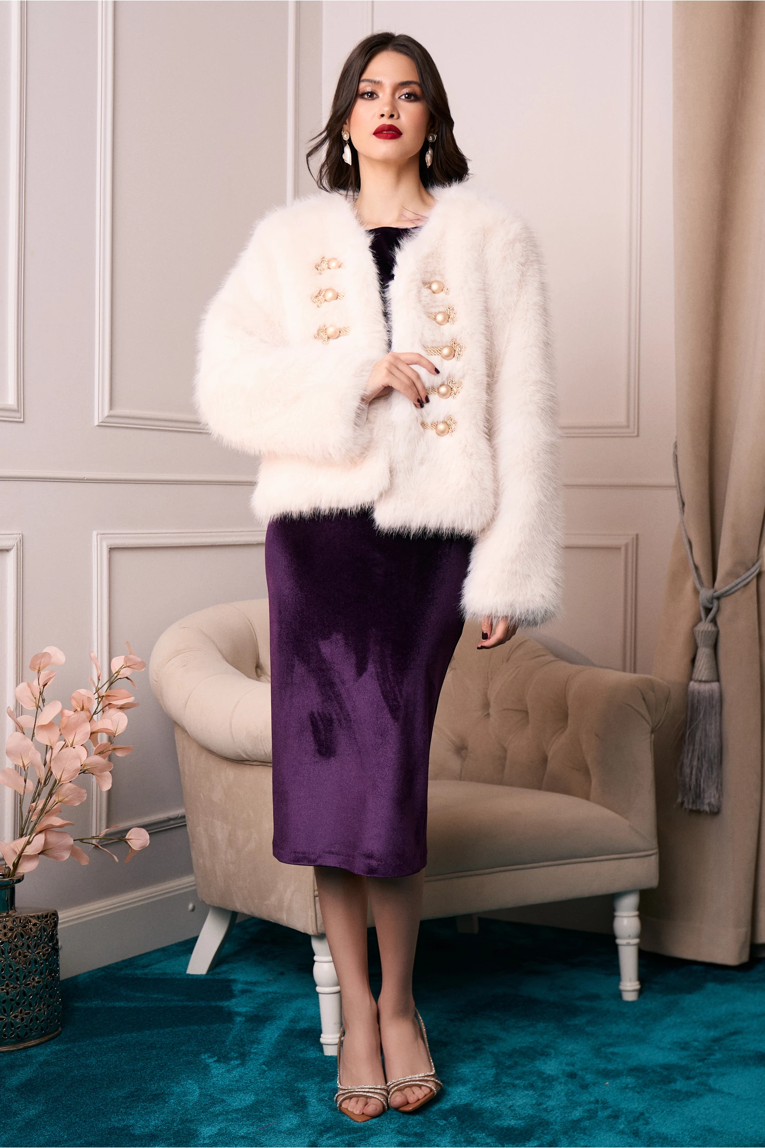 ELEGANT WHITE FUR JACKET WITH DECORATIVE BUTTONS