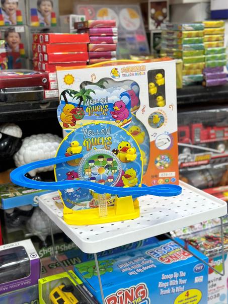 مغامرة مع البط الأصفر: مرح وأضواء وموسيقى لا تنتهي