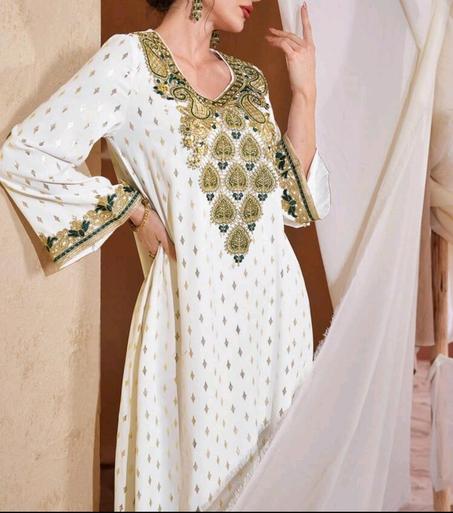 Abito lungo con maniche lunghe in stile arabo modesto, con decorazione in oro