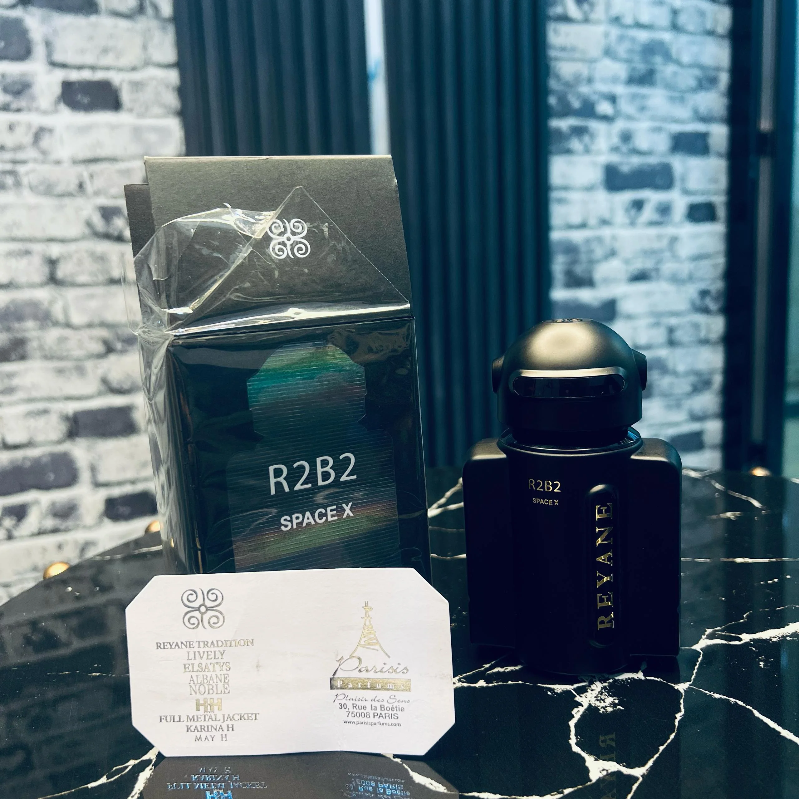 Space X R2B2: عطر المستقبل بتصميم فضائي مبتكر