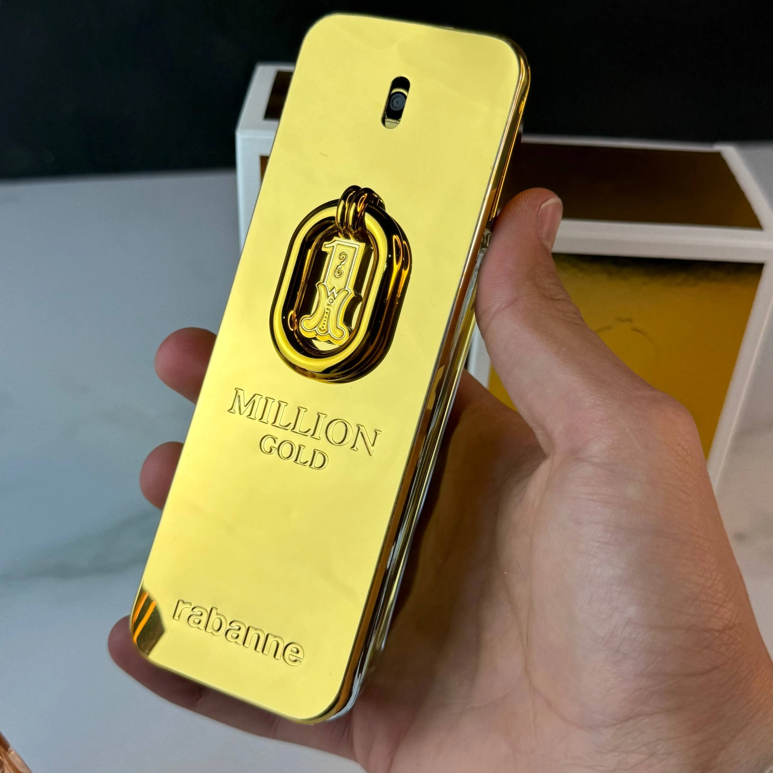 1 million gold + 1 million gold for her (gratuit)