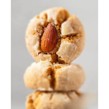 غريبة باللوز