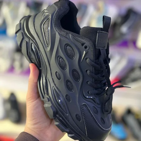 حذاء رياضي عصري بتصميم مريح