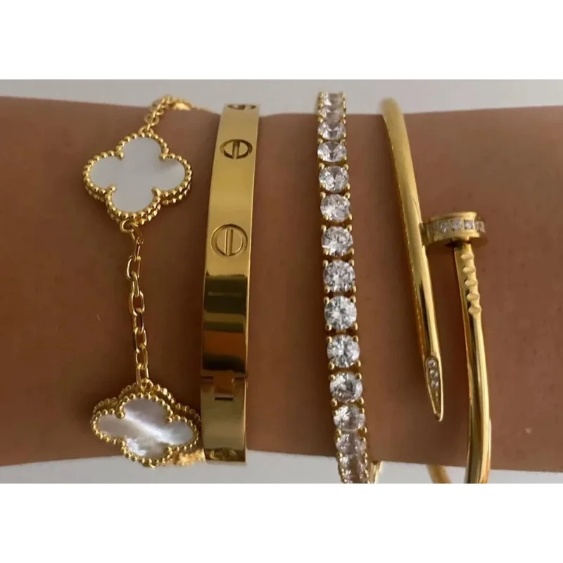 أربعة أساور أنيقة