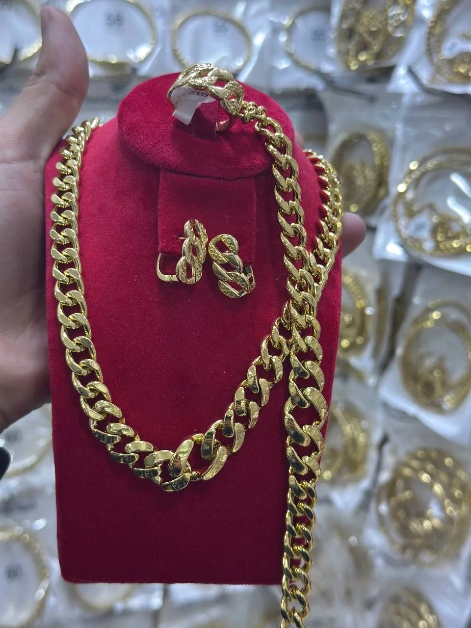 طقم الإكسسوارات النسائي الراقي «Ras de Cou» – أناقة عصرية تسرق الأنظار وتدوم طويلاً ✨