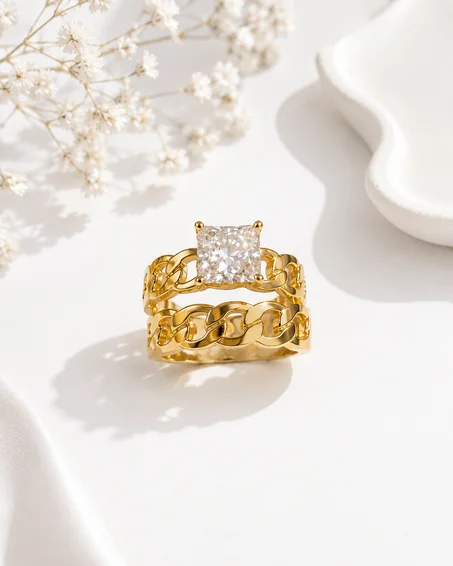 خاتم فاخر بتصميم السلسلة وحجر مربع لامع  ✨💍