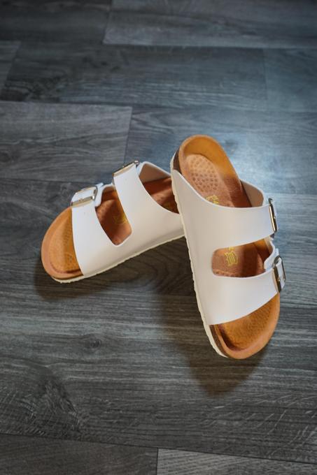 صندالة جلد أبيض، ميديكال ومريحة