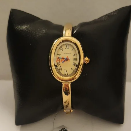 ساعة يد نسائية فاخرة بتصميم بيضاوي أنيق ولمسة أنثوية راقية