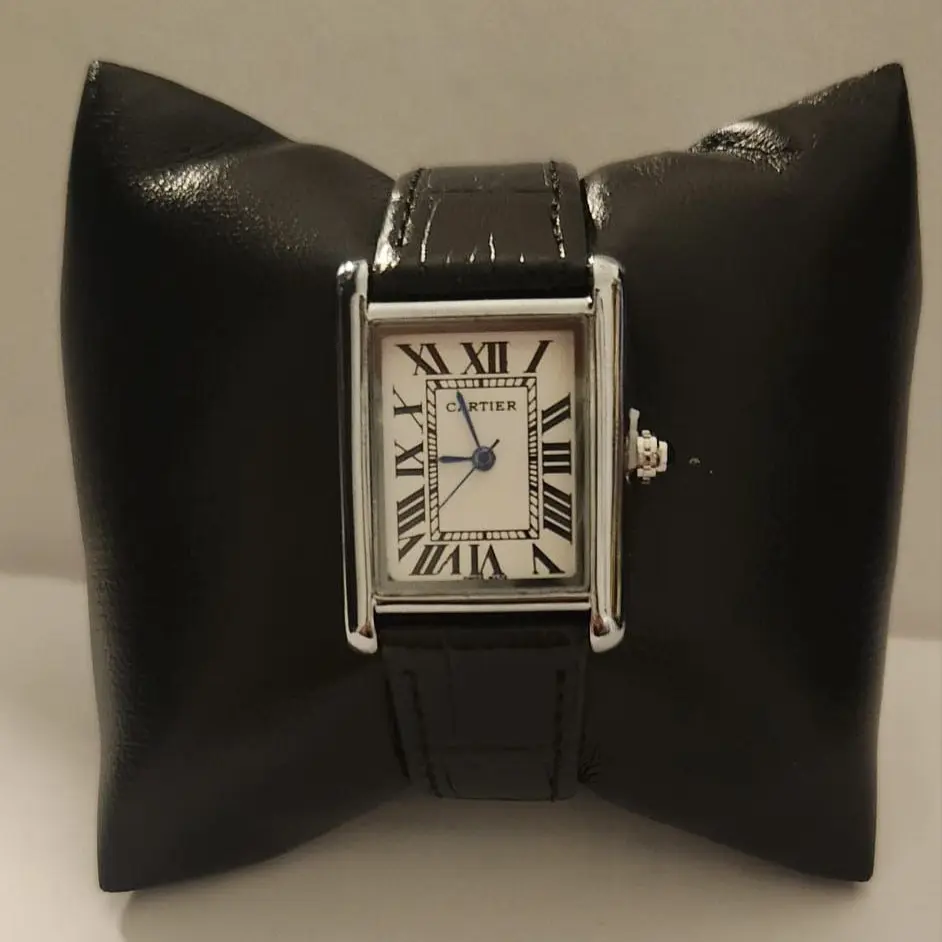 ساعة يد نسائية فاخرة بتصميم مستطيل أنيق وسوار جلدي راقٍ