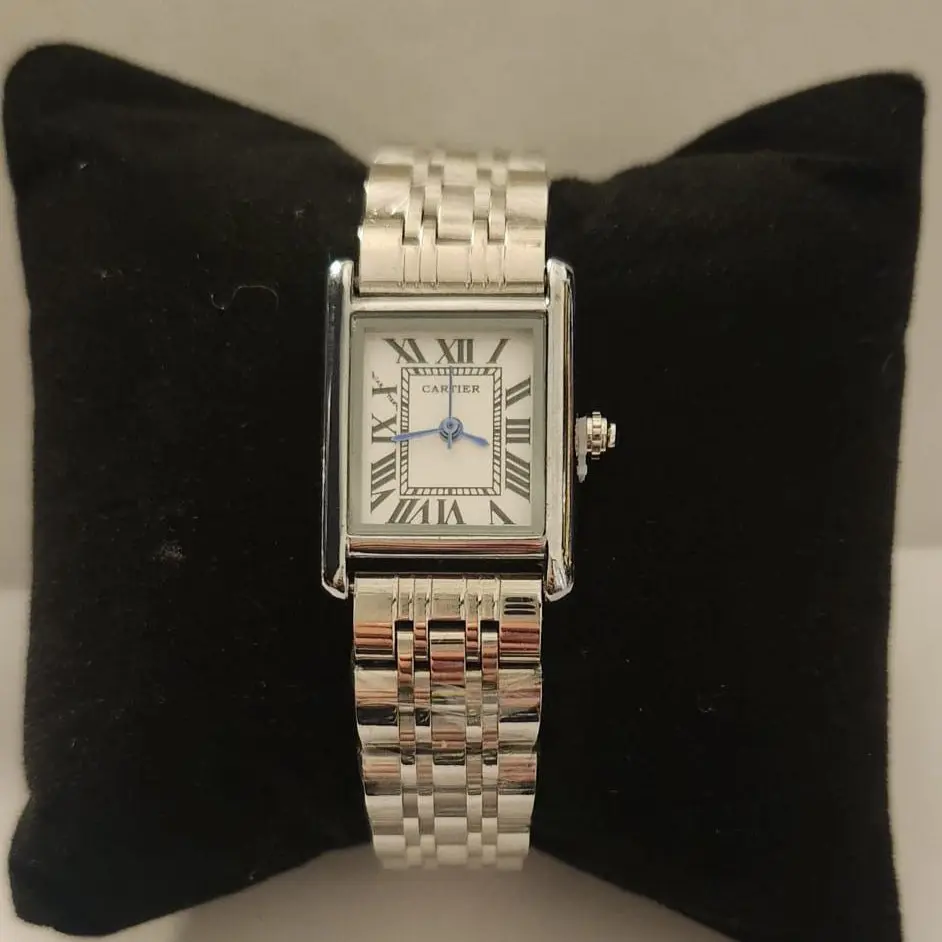 ساعة يد نسائية فاخرة بتصميم راقٍ ولمسة أنثوية جذابة