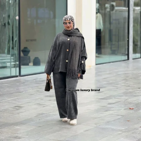 الهمة والشان مع طقم الشتاء الجديد 🧥.. لون دافئ، قماش جودة عالية، وقصة مريحة لكل محجبة أنيقة. خلي حضورك متميز!