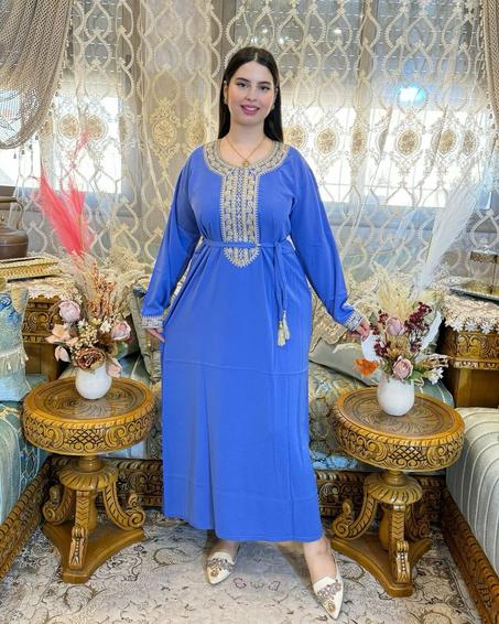 قميص نسائي أنيق مطروز بخيط 4 فيل مع توب روزا وحزام على الخصر!