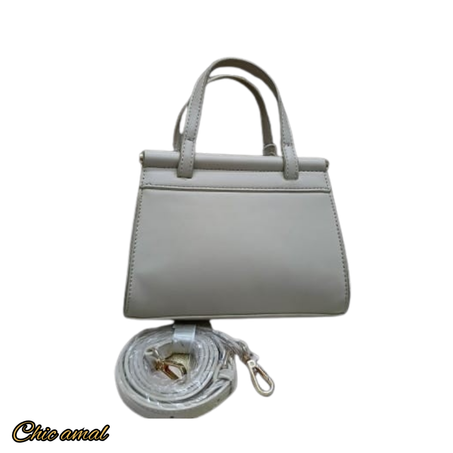 تألقي بأسلوب راقٍ مع هذه الحقيبة العصرية والفاخرة