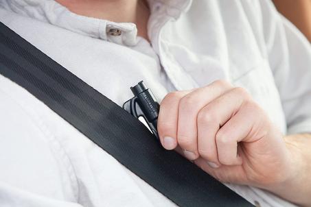 Mini tool rescue for car accidents - أداة الهروب الطارئة ذات الاستخدامين : قاطع حزام الأمان وكسارة الزجاج للسلامة