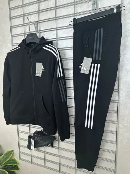 New survêtement ADD noir avec trois bands blanche et gris foncé 2025