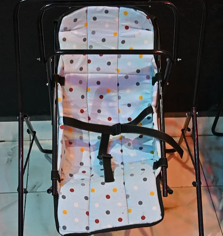 كرسي متأرجح للأطفال الصغار بمتانة عالية وخفة وزن مع حزام أمان – توصيل مجاني