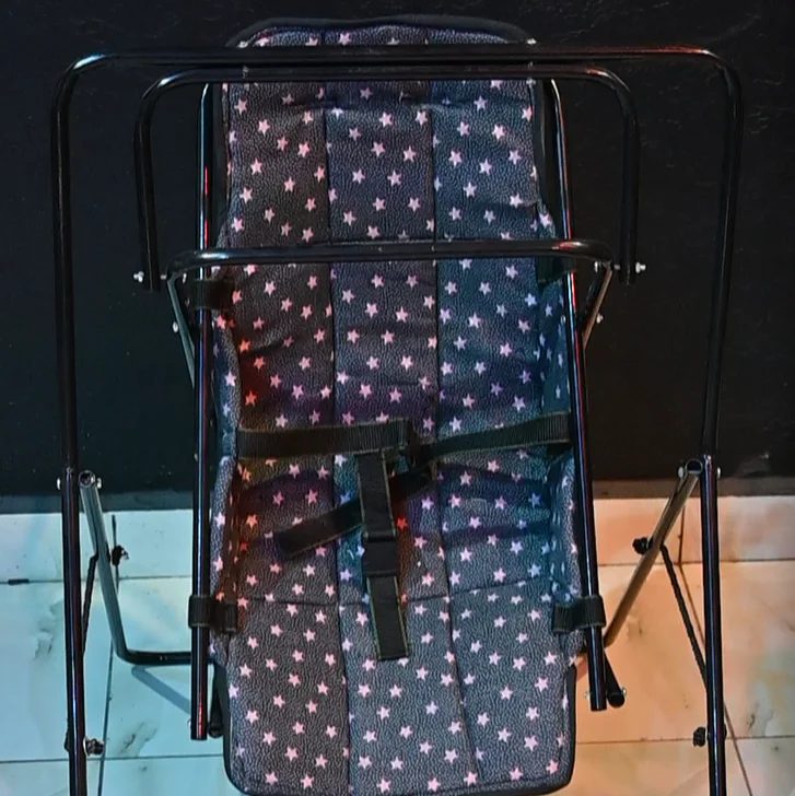 كرسي متأرجح للأطفال الصغار بمتانة عالية وخفة وزن مع حزام أمان – توصيل مجاني