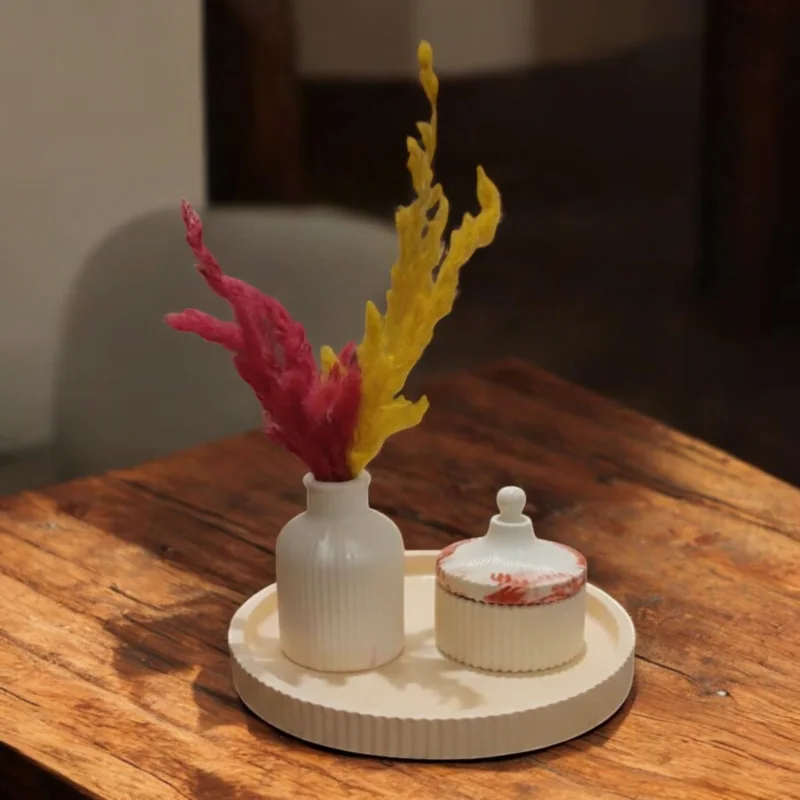 Plateau avec petite vase et boite