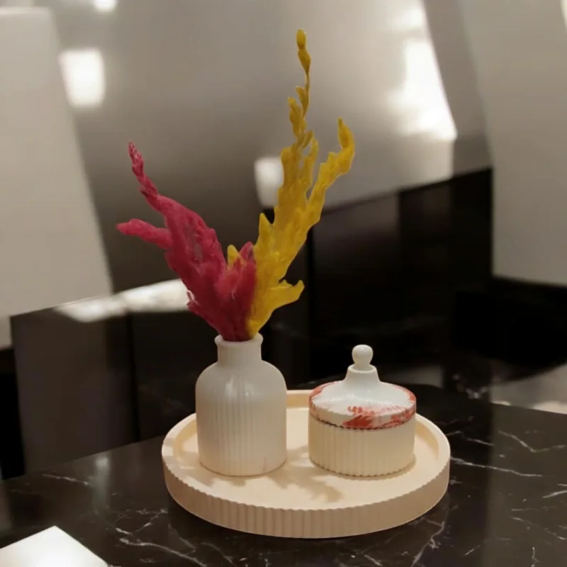 Plateau avec petite vase et boite