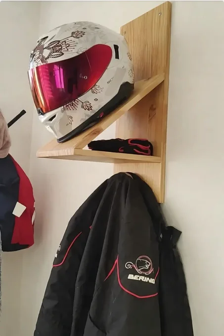 حامل خشبي حائطي متعدد الاستعمالات لأصحاب الدراجات النارية | كاسك – جاكيط – قفازات – إكسسوارات