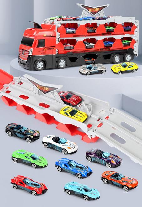 شاحنة النقل الضخمة مع مسار سباق للسيارات