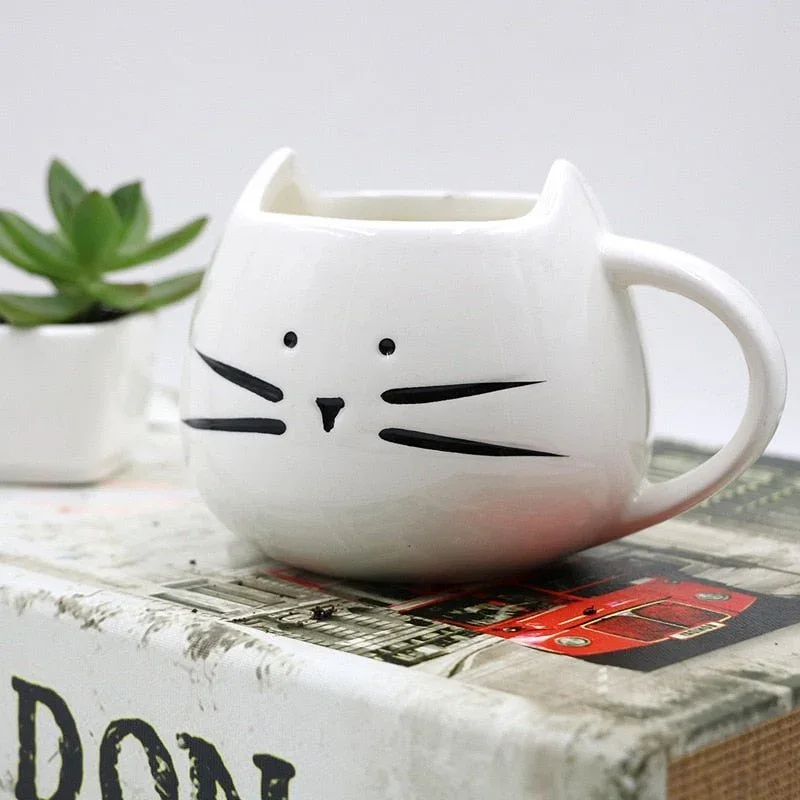 Taza de cerámica con forma de gato y asa redondeada