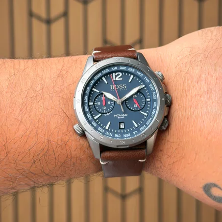 ساعة بوس اصلية السعر 145 الف دينار والتوصيل مجاني