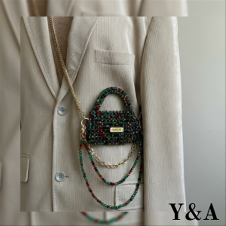 حقائب يد صغيرة مطرّزة بالخرز