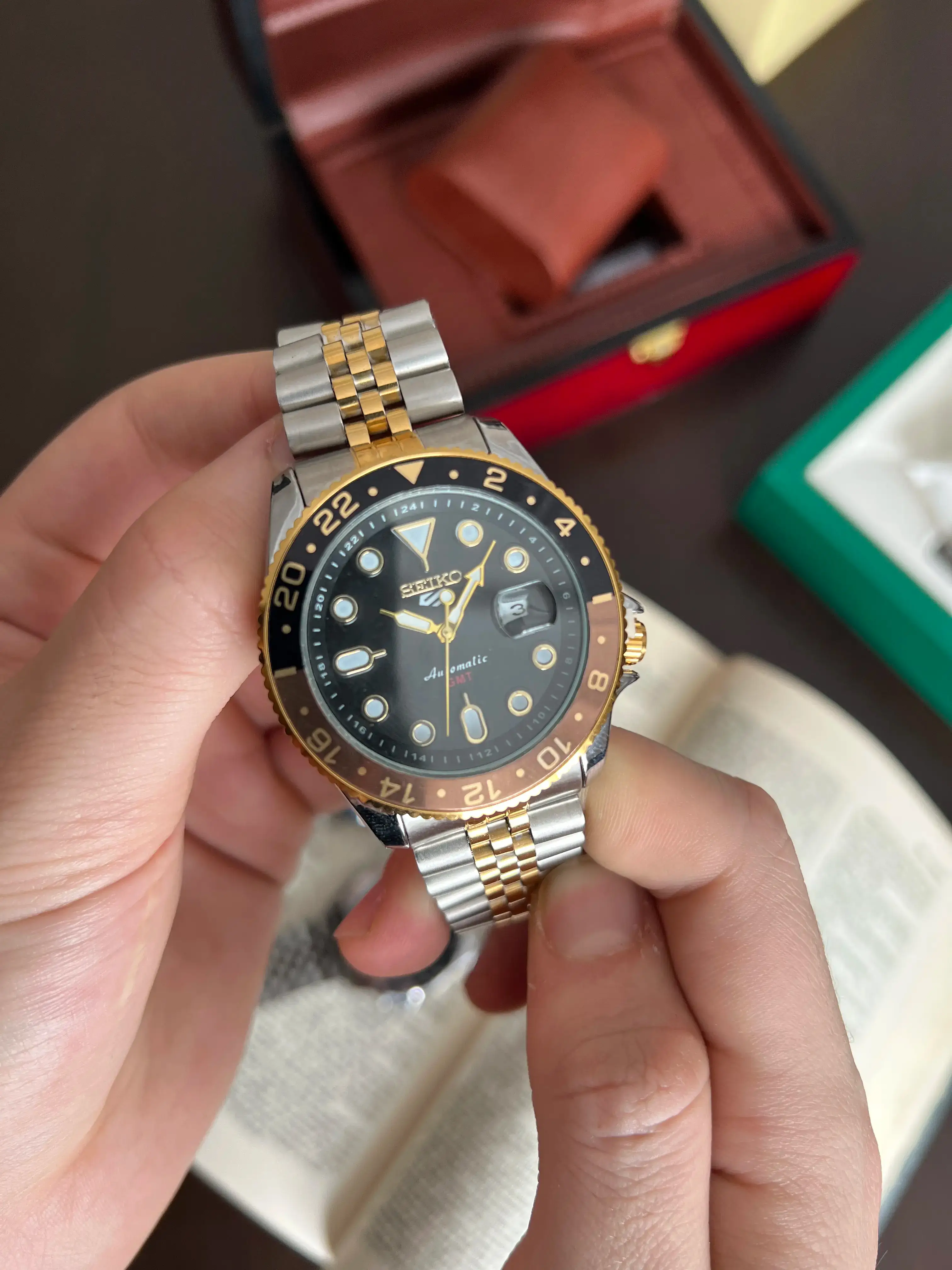 SEIKO GMT  - QUARTZ (a pile)