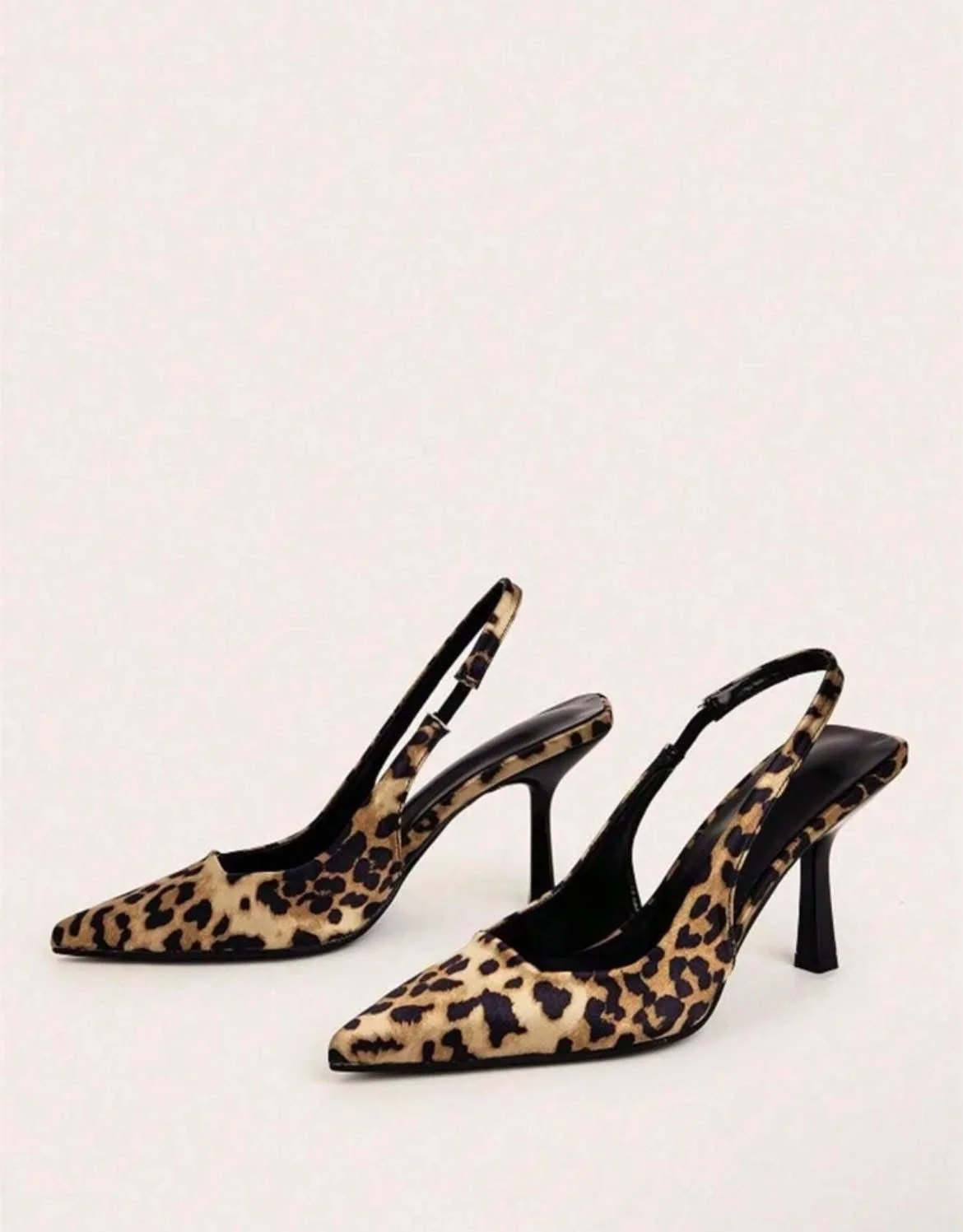 كعب نسائي بنقشة الفهد - أناقة جريئة ولمسة عصرية