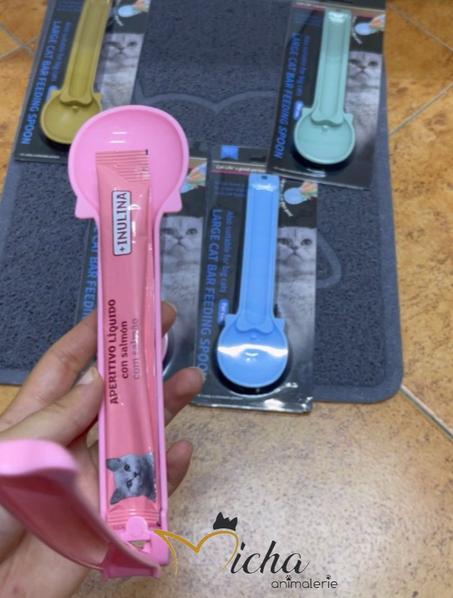 Cat spoon for treats  ملعقة للمكافات السائلة