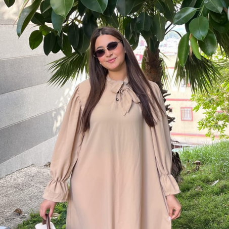 "عباية ريحانة – أناقة مزدوجة بلمسة تقليدية وعصرية"