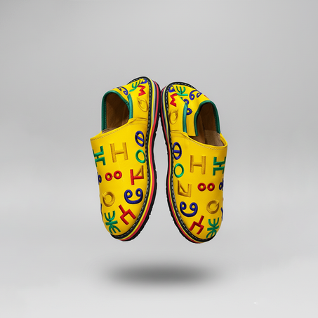 بلغة أمازيغية فاخرة مطرّزة بحروف تيفيناغ – أناقة وأصالة في كل خطوة 👣✨