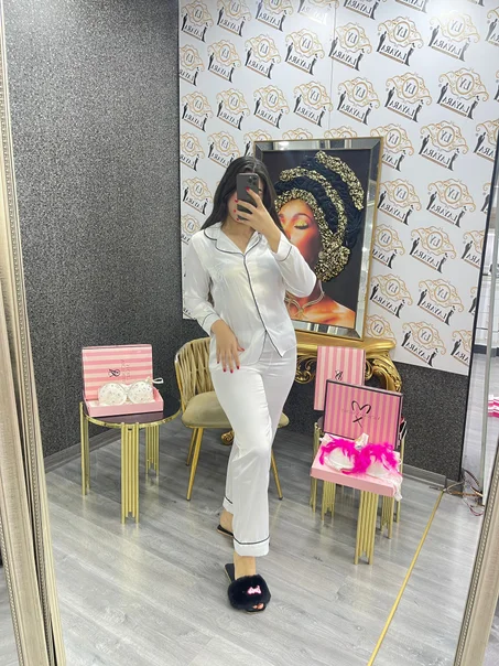 بيجامة ساتان Blanc & Rose… نعومة وأناقة متناسقة 🤍🌸