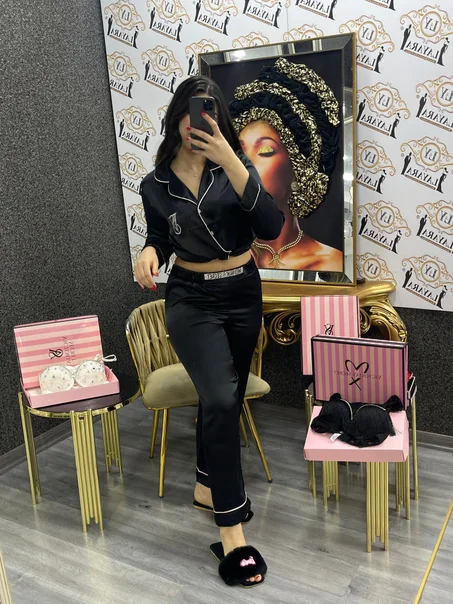 بيجامة ساتان Noir… فخامة كلاسيكية 🖤