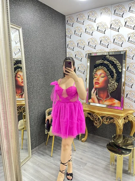 إطلالات مميزة: فستان السهرة الوردي المفتوح وفستان السهرة الموف لأناقة لا تُقاوم!