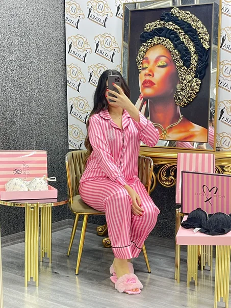 بيجامة ساتان بخطوط Rose & Blanc… أناقة ناعمة ومميّزة 🌸🤍