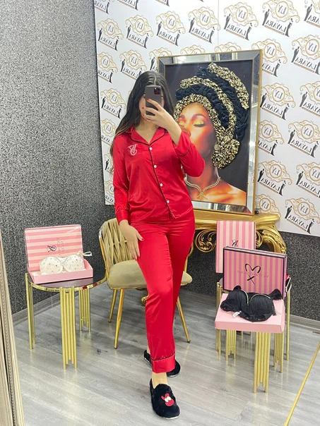 بيجامة ساتان Rouge… جرأة وأناقة ❤️