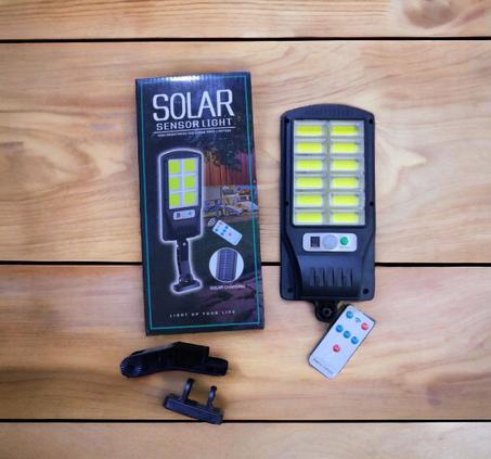 مصباح الطاقة الشمسية مع جهاز تحكم عن بعد