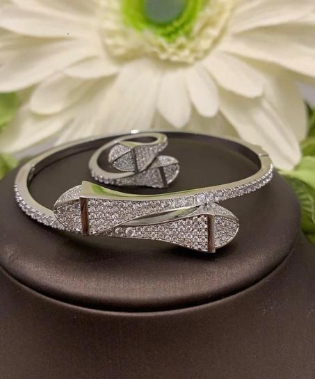 "أناقة لا تُضاهى: طقم براسلي وخاتم