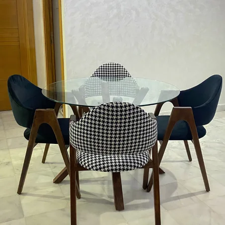 طاولة طعام بتصميم عصري أنيق