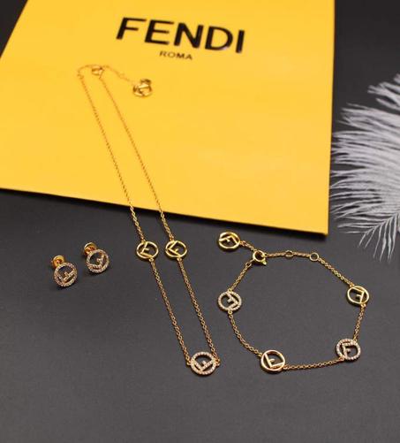 طقم فندي كامل سوار + سلسلة + أقراط جولد