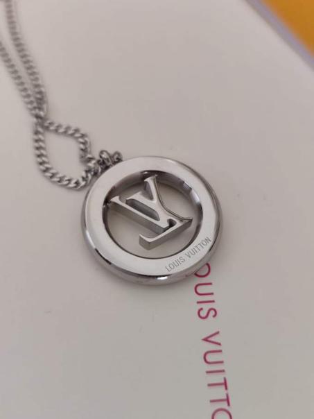 لويس فيتون سلسلة على شكل إل في فضي